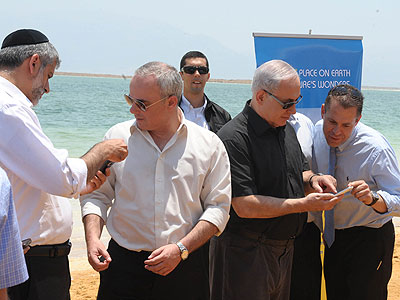 Israeli Prime Minister Netanyahu voting for the Dead Sea