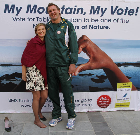 Fiona Furey of the Table Mountain campaign with Andries Bekker of the Springbok rugby team.