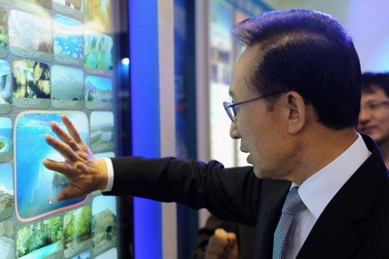 South Korean President Lee Myungbak votes for New7Wonders of Nature Finalist Jeju Island 