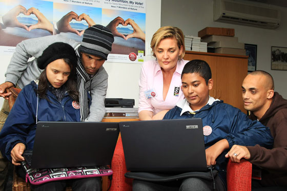 Fiona Furey and RLabs show pupils how to vote for Table Mountain