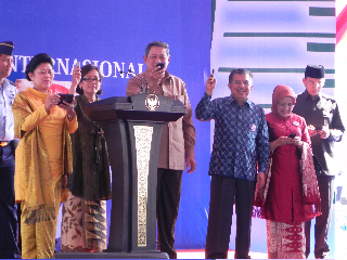 President Susilo Bambang Yudhoyono voting for Komodo