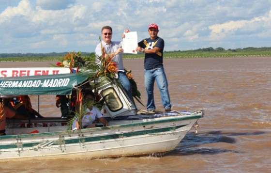 Jean Paul de la Fuente hands over Official Finalist Certificate on the Amazon