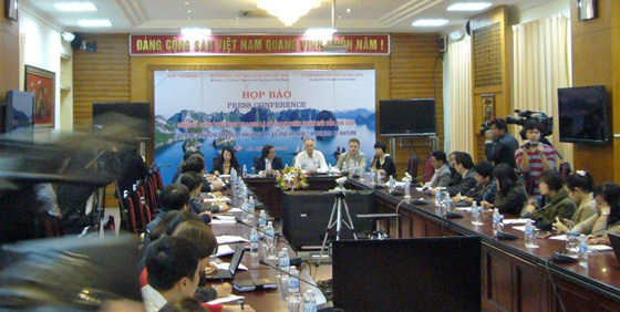 Bernard Weber, center, at press conference in Hanoi today announcing that the New7Wonders of Nature  Inauguration events will take place  on 27 April in Hanoi and 1 May in Halong Bay