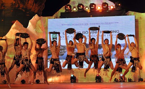 The audience was treated to a superb show that interpreted the culture of Vietnam in song and dance