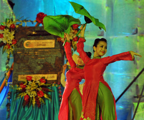 Against the background of the specially-commissioned bronze plaque that was cast in Munich, Germany, a group of Vietnamese dancers delivered a performance marked by grace and beauty