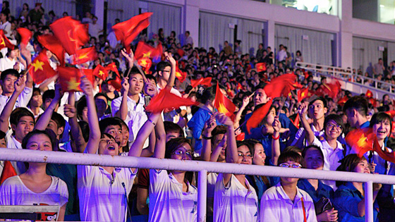 Spectators in My Dinh National Stadium, Hanoi, cheer the unveiling of the plaque recognizing Halong Bay as one of the New7Wonders of Nature.