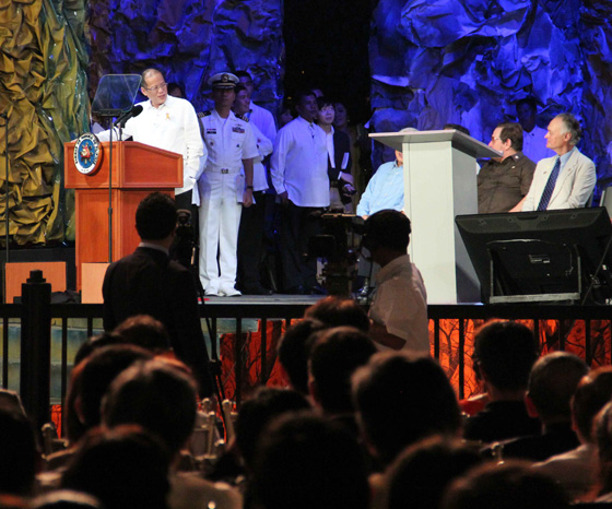 President Benigno Aquino III (left) addresses Bernard Weber, Founder-President of New7Wonders (right) during the Official Inauguration Ceremonies the PPUR in Manila last night. 
