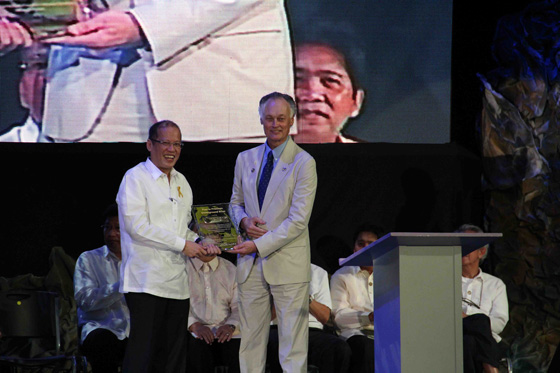 President Benigno Aquino III of the Philippines (left) with Bernard Weber, Founder-President of New7Wonders (right) at the inauguration ceremonies held today in Manila to recognize Puerto Princesa Underground River as one of the New7Wonders of Nature. 