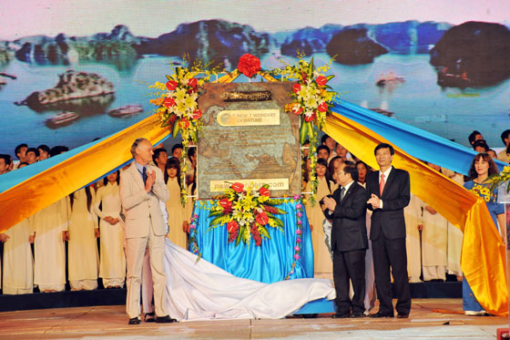 The Halong Bay plaque was unveiled by Bernard Weber in the presence of Hoang Tuan Anhb, Minister of Culture, Sport and Tourism, and Nguyen Van Doc, chairman of Quang Ninh Province's People's Committee 