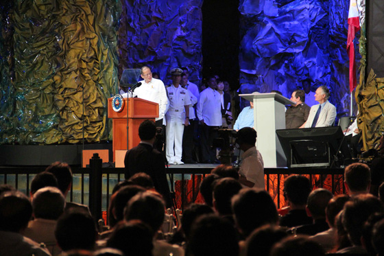 President Benigno Aquino III (left) thanks Bernard Weber (right) for providing the voting platform that helped the Puerto Princesa Underground River to achieve global recognition.