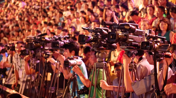 The plaque commemorating Halong Bay as one of the New7Wonders of Nature was the subject of intense media attention. 