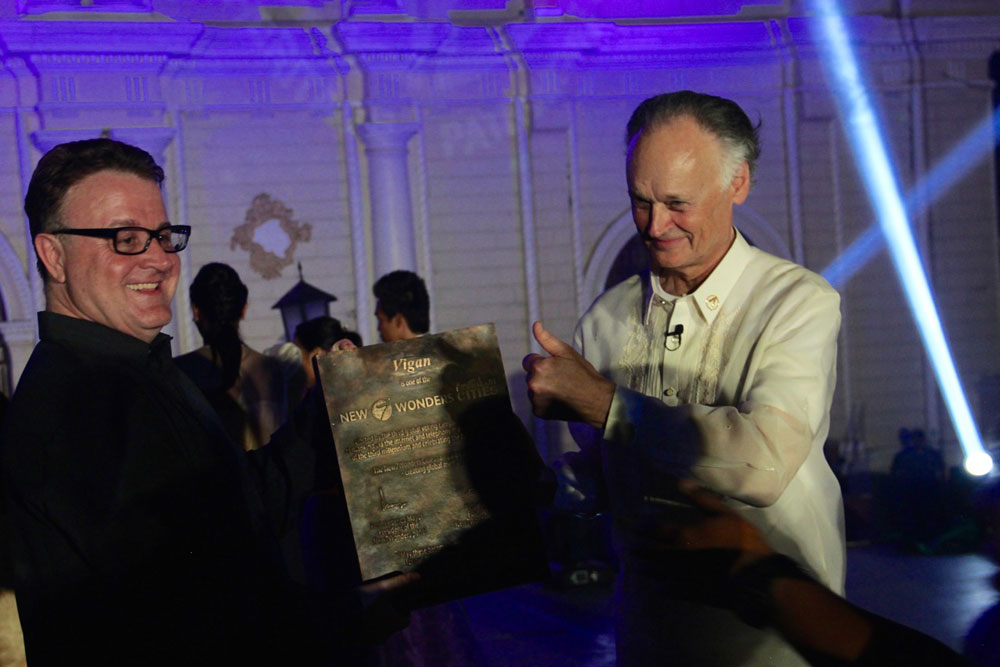 Jean-Paul de la Fuente, Director of New7Wonders (left),  with Bernard Weber,  Founder-President of New7Wonders (right), holding the specially-commissioned bronze commemorative plaque for Vigan.