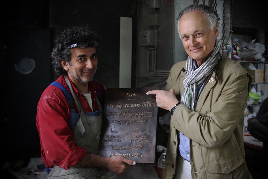 Hasan Göktepe (left) of the Kunstgießerei München with Bernard Weber, Founder-President of New7Wonders (right), holding the Vigan New7Wonders Cities plaque