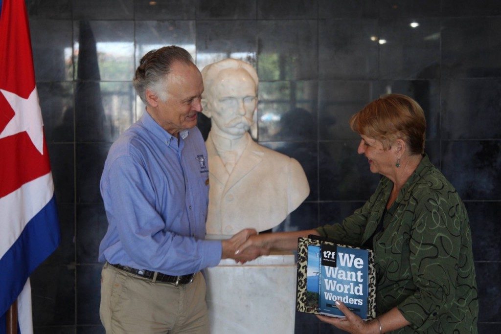 Bernard Weber, Founder-President of New7Wonders, presenting a copy of We Want World Wonders to Regla Perea, Directora of La Biblioteca Pública Rubén Martínez Villena, La Habana