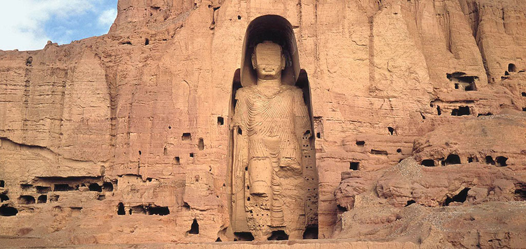 Before being blown up in 2001, the Buddhas of Bamiyan they were the largest examples of standing Buddha carvings in the world. The larger figure was said to portray Dīpankara Buddha and was built between 591 and 644.